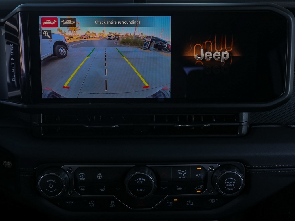 New 2026 Bright White Clear-Coat Exterior Paint Jeep Rubicon image 28