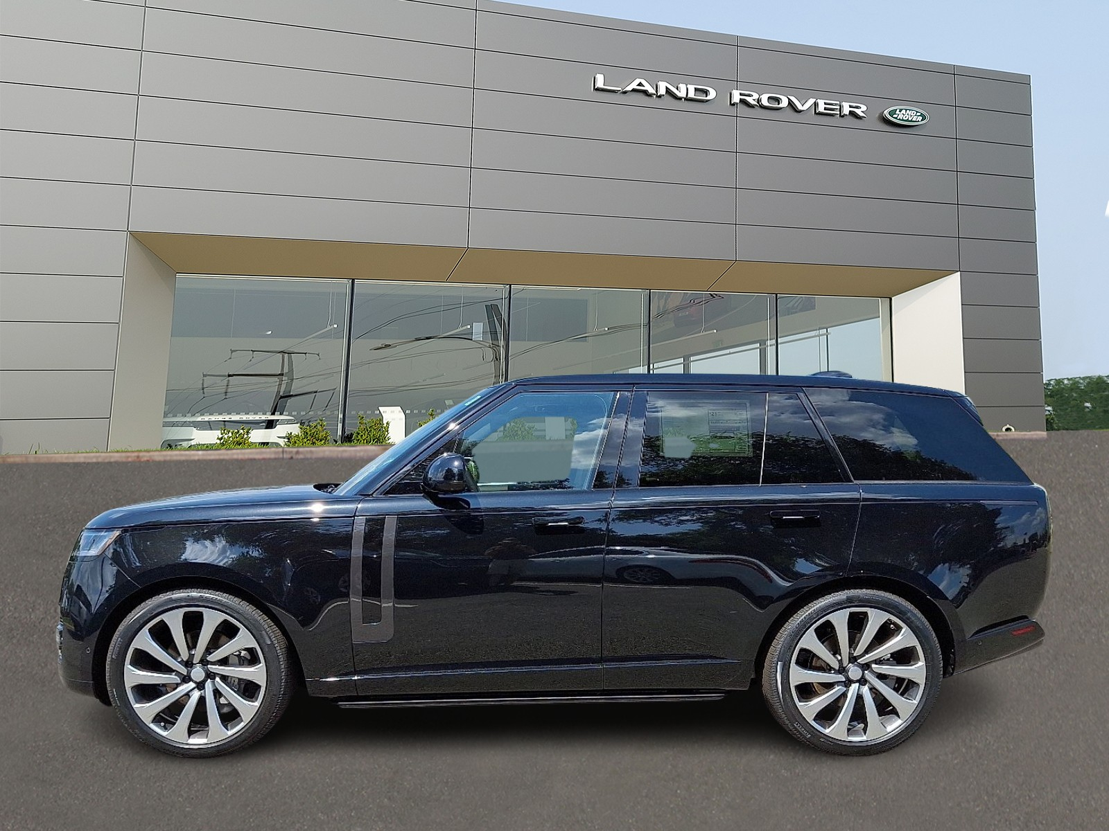 2025 Land Rover Range Rover SE photo 3