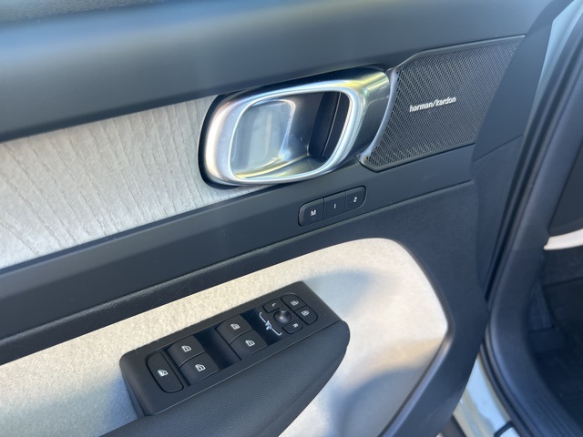 2025 Volvo XC40 Plus photo 16