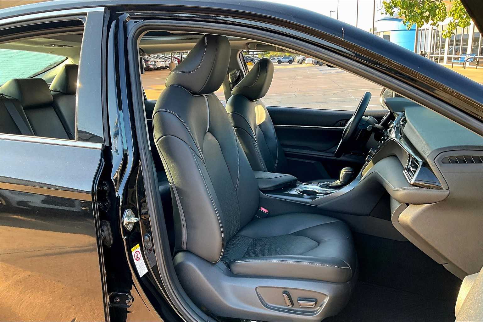2019 Toyota Camry XLE V6 photo 8