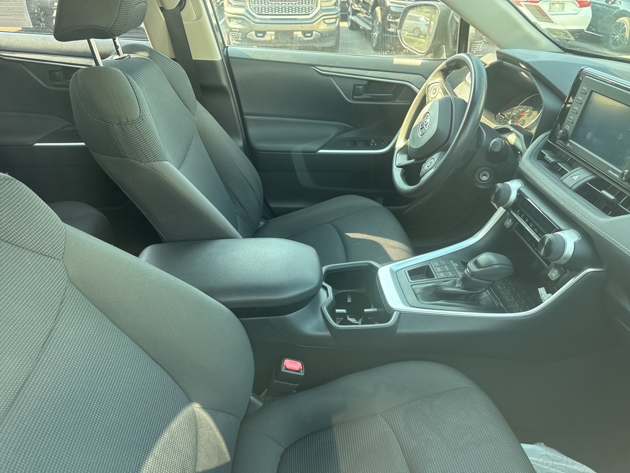 2022 Toyota RAV4 LE photo 4