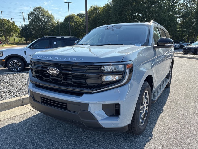 2025 Ford Expedition photo 3