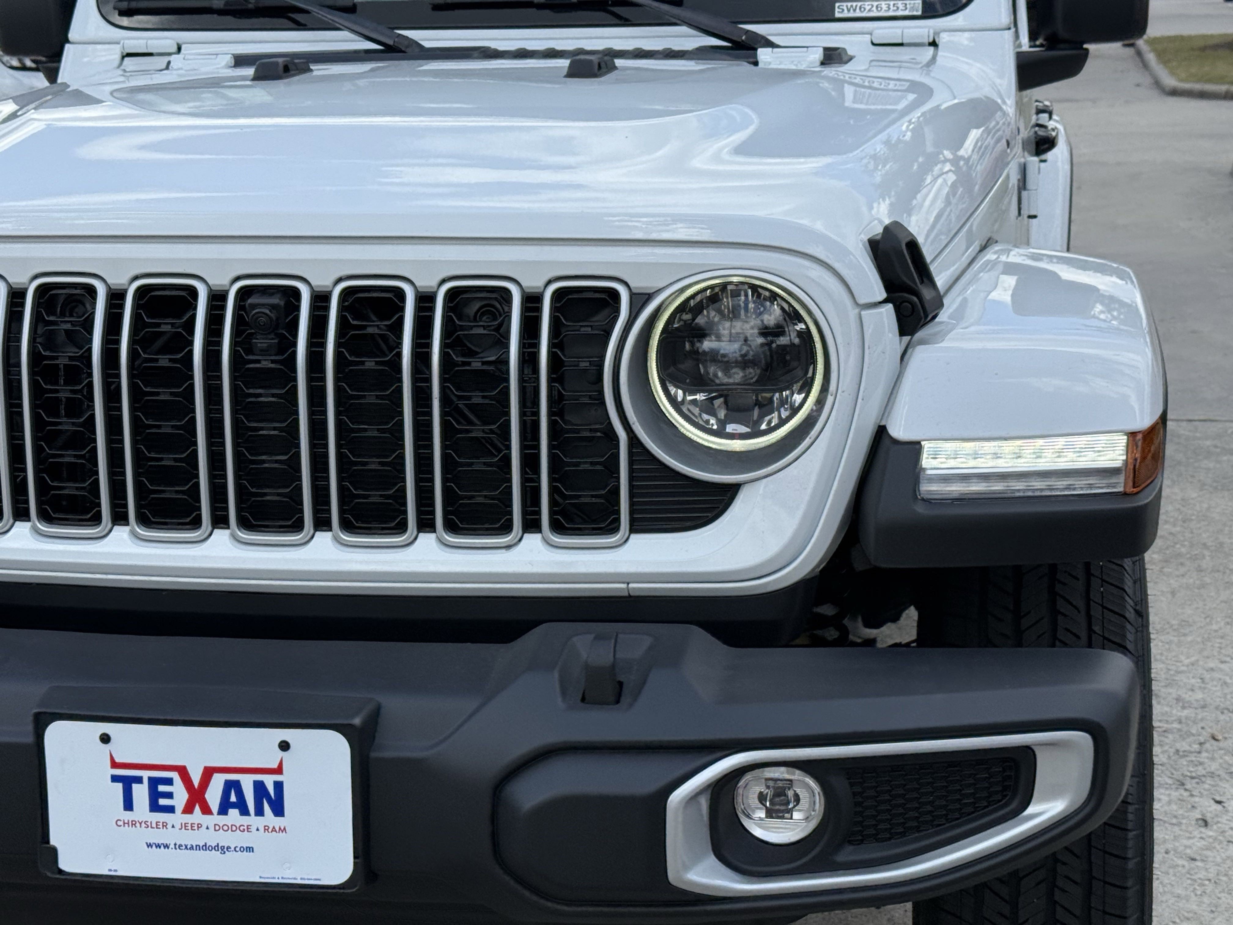 2025 Jeep Wrangler Sahara photo 3