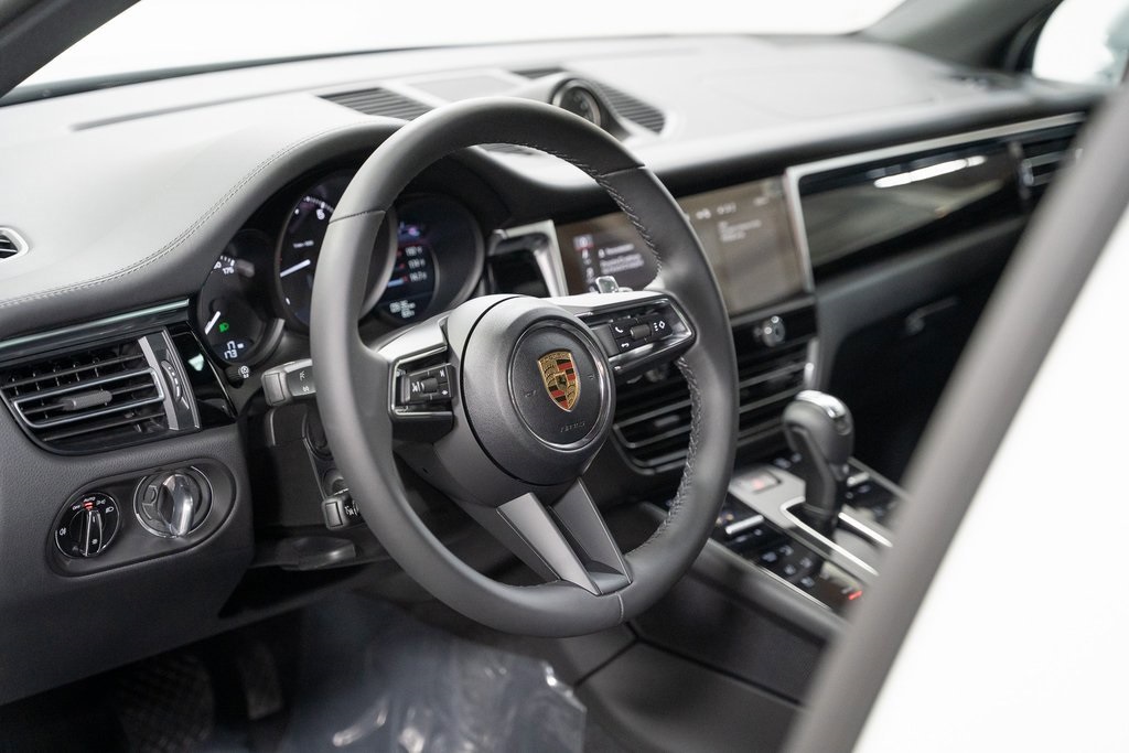 2024 Porsche Macan photo 3