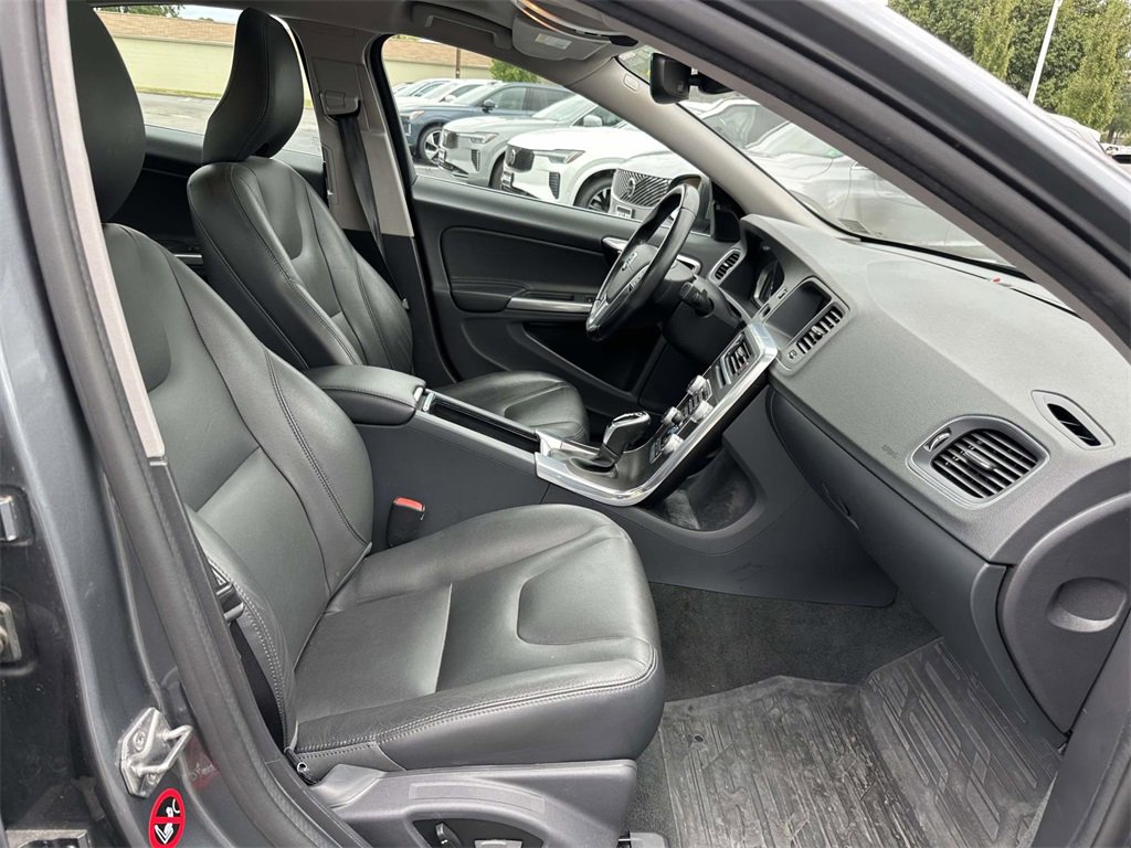 2016 Volvo S60 T5 Drive-E Premier photo 9