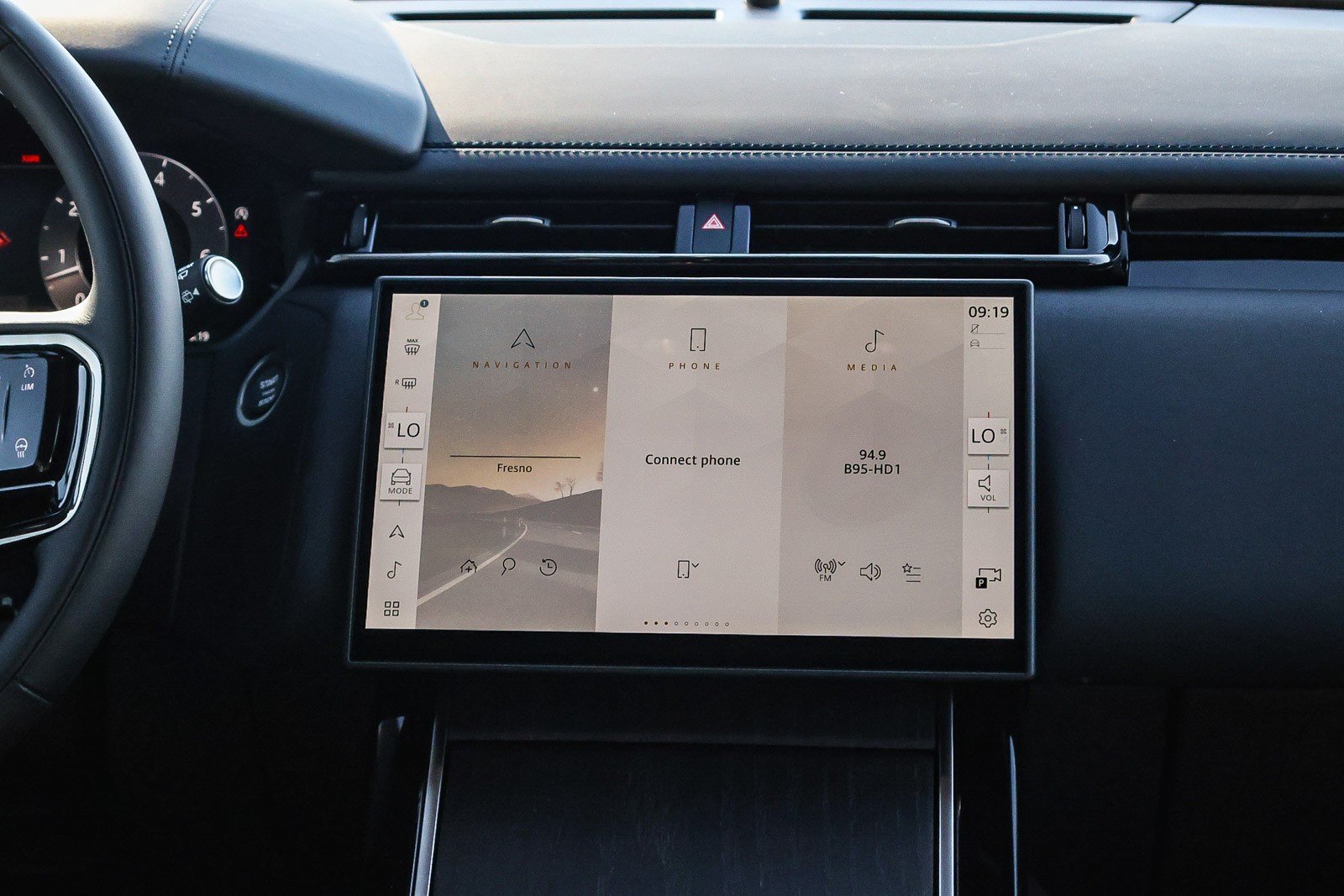 2026 Land Rover Range Rover Velar SE photo 13