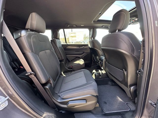 2025 Jeep Grand Cherokee Laredo photo 31