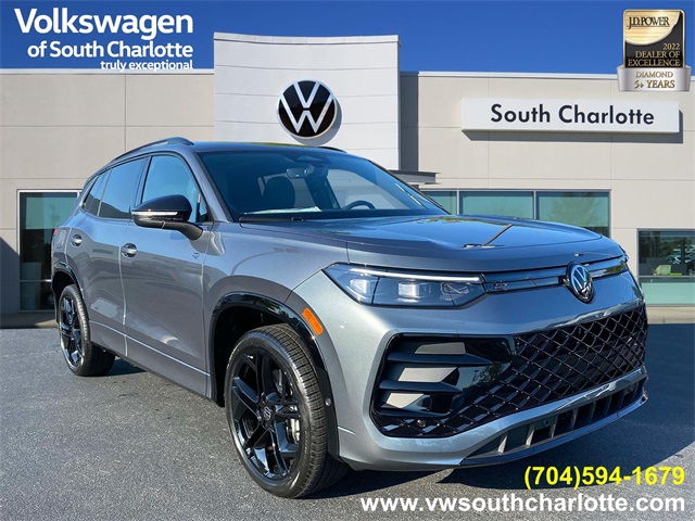 2025 Volkswagen Tiguan SE R-LINE BLACK's photo