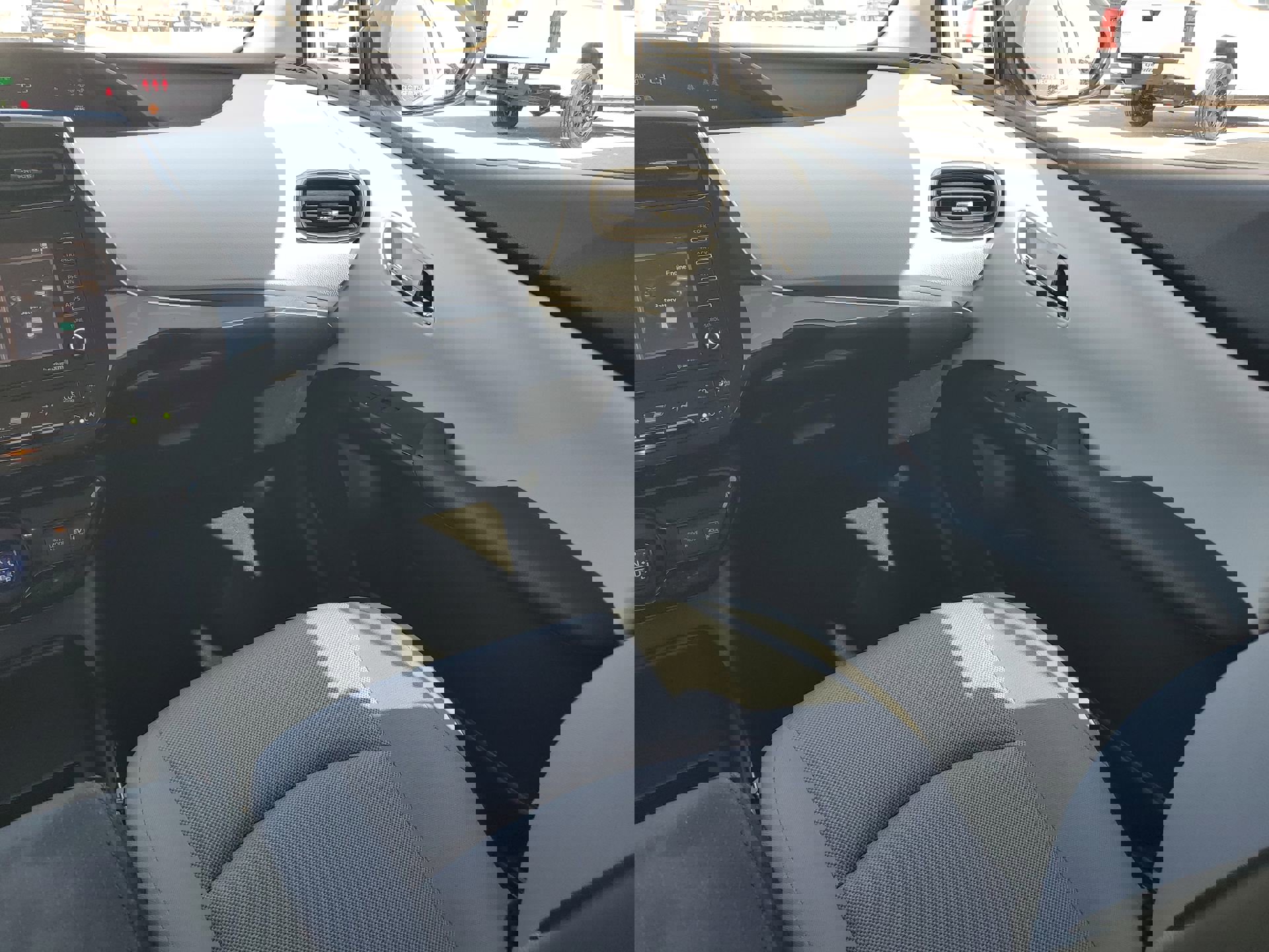 2022 Toyota Prius L photo 7