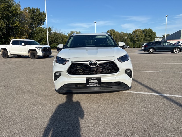2022 Toyota Highlander XLE photo 2