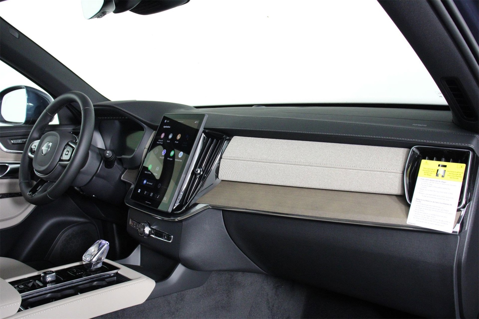 2026 Volvo XC90 T8 Core photo 9
