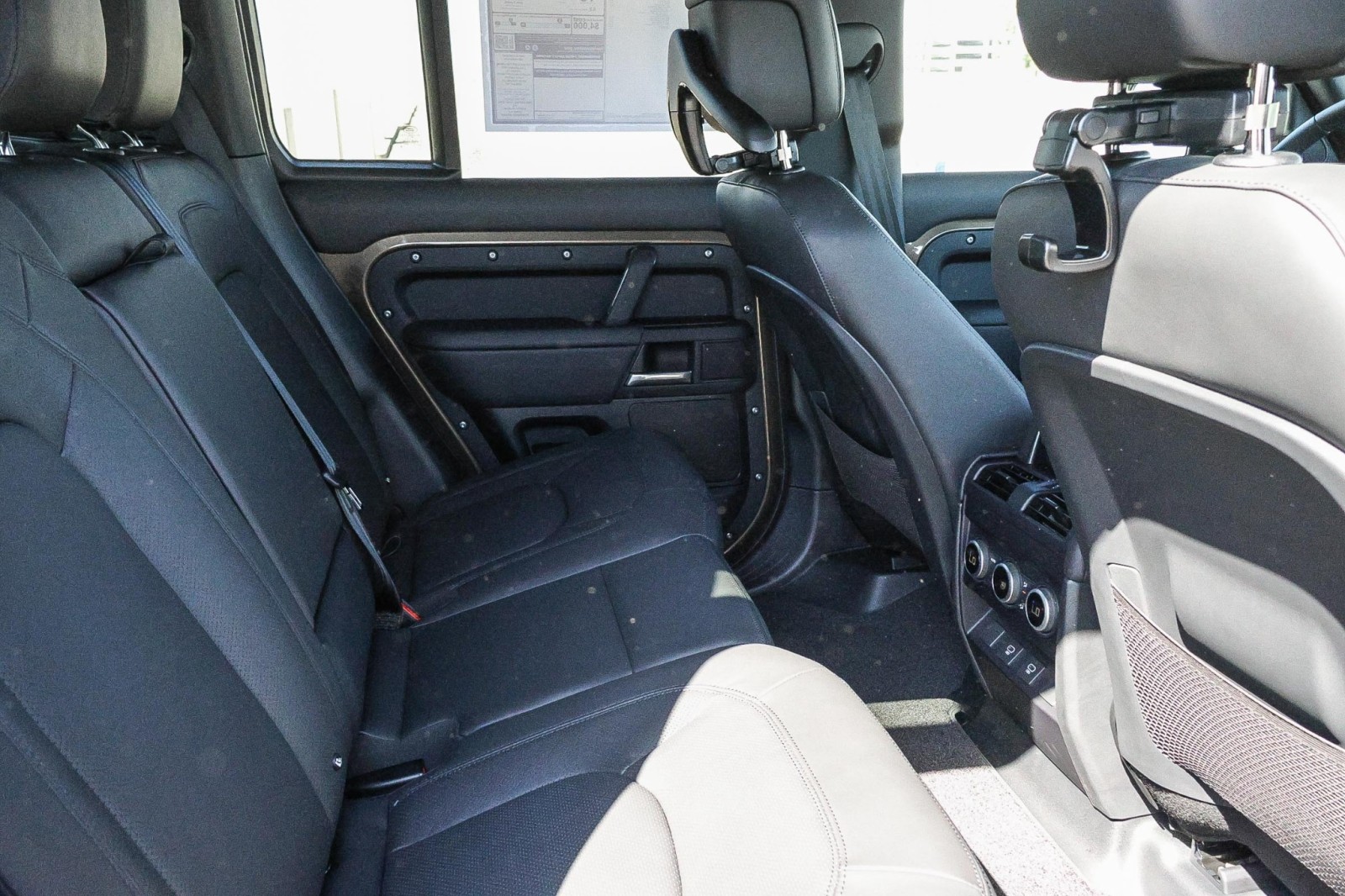 2025 Land Rover Defender 110 X-Dynamic SE photo 12