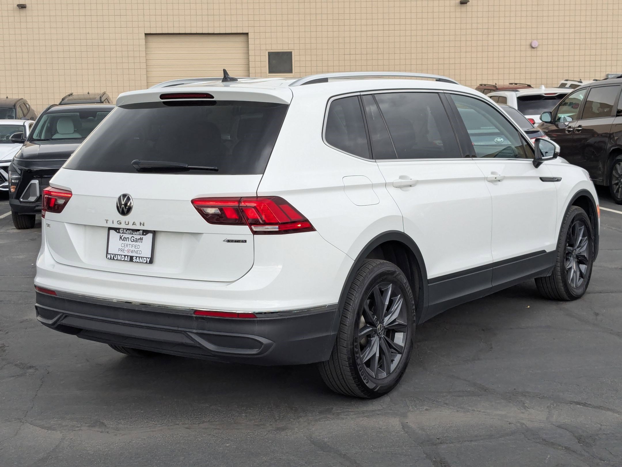 2022 Volkswagen Tiguan SE photo 2