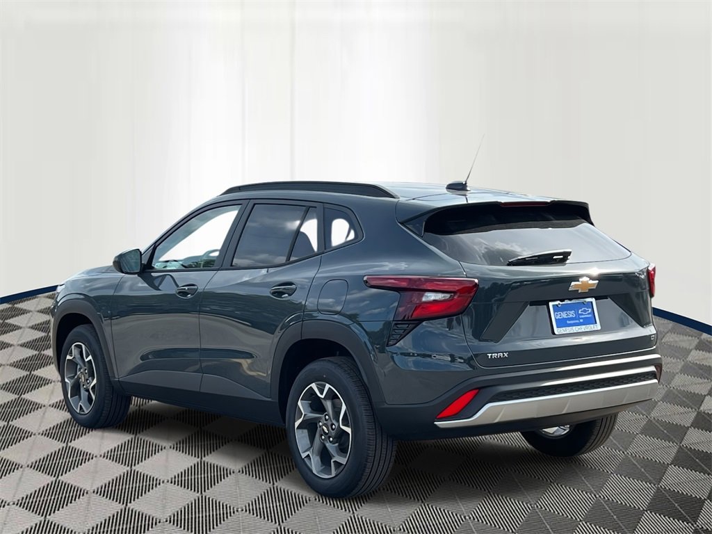 2025 Chevrolet Trax LT photo 2