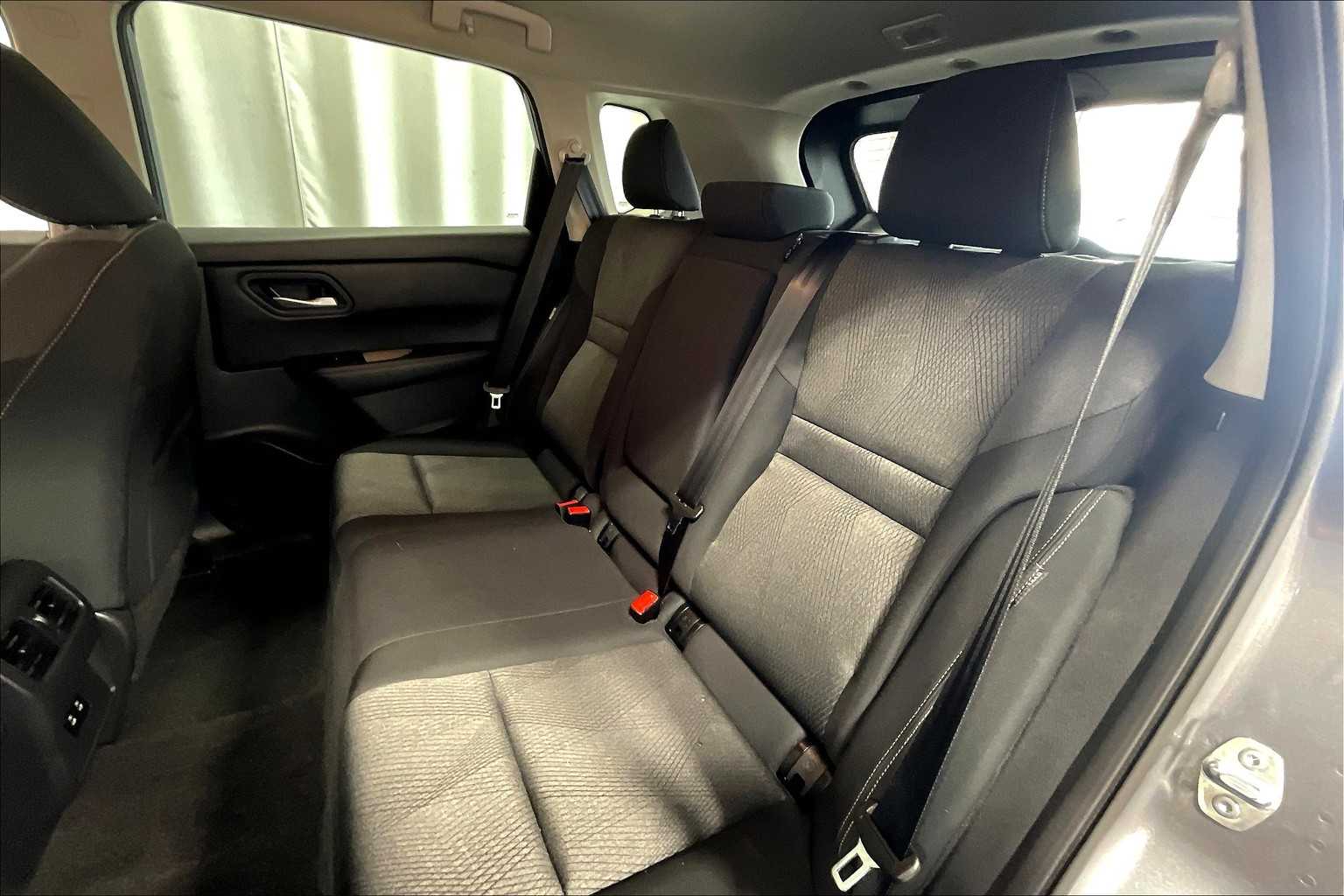 2024 Nissan Rogue SV photo 15