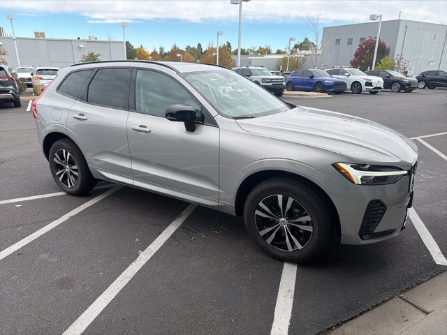 2025 Volvo XC60 B5 Core photo 3