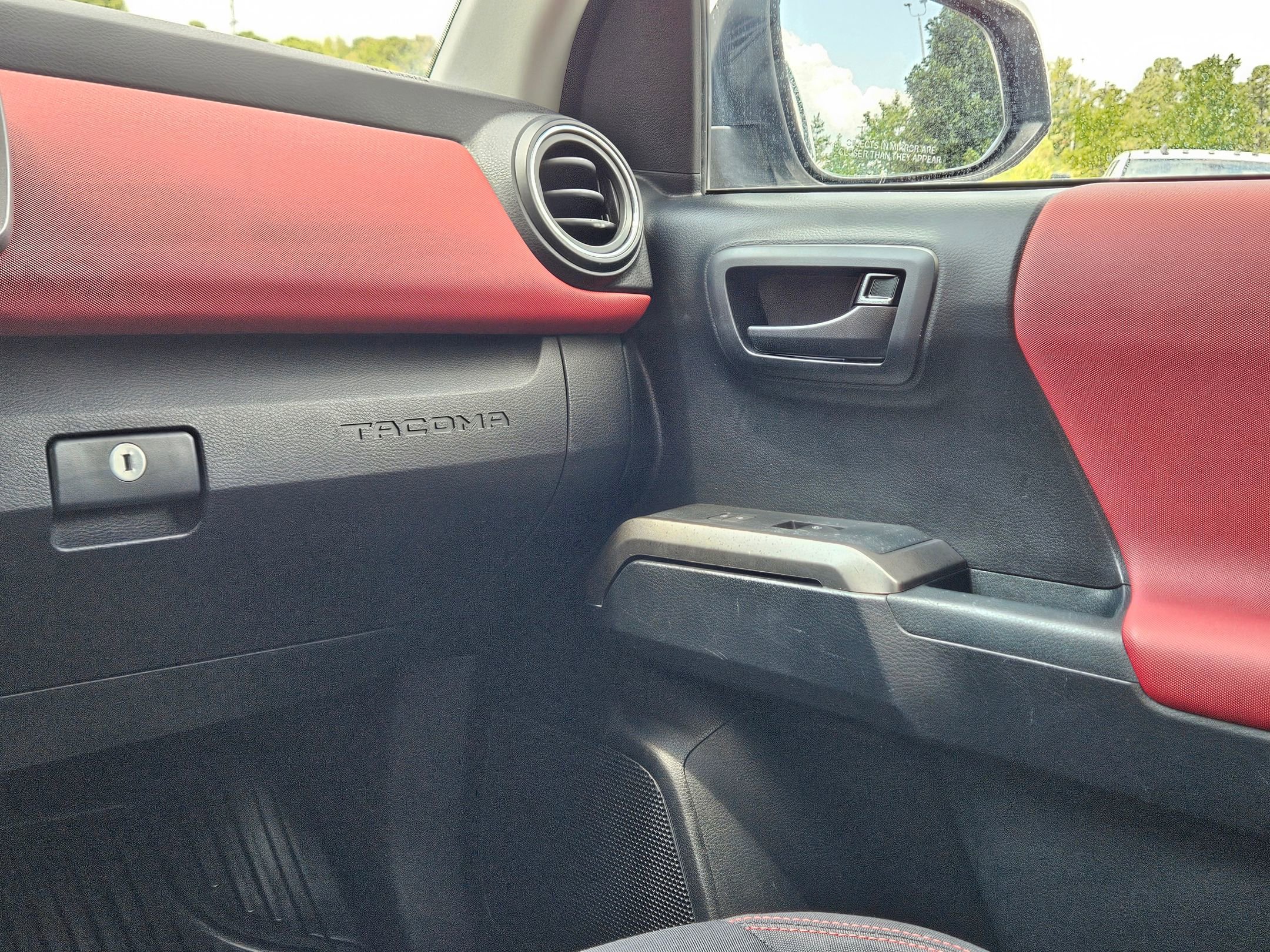2018 Toyota Tacoma SR5 photo 10