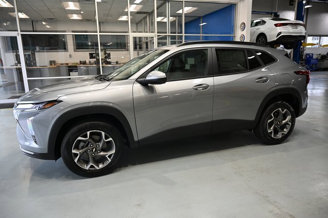 2025 Chevrolet Trax LT photo 7