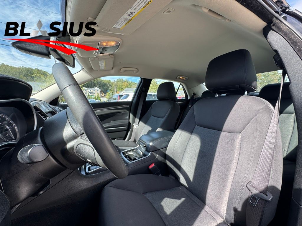 2022 Chrysler 300 Touring photo 8