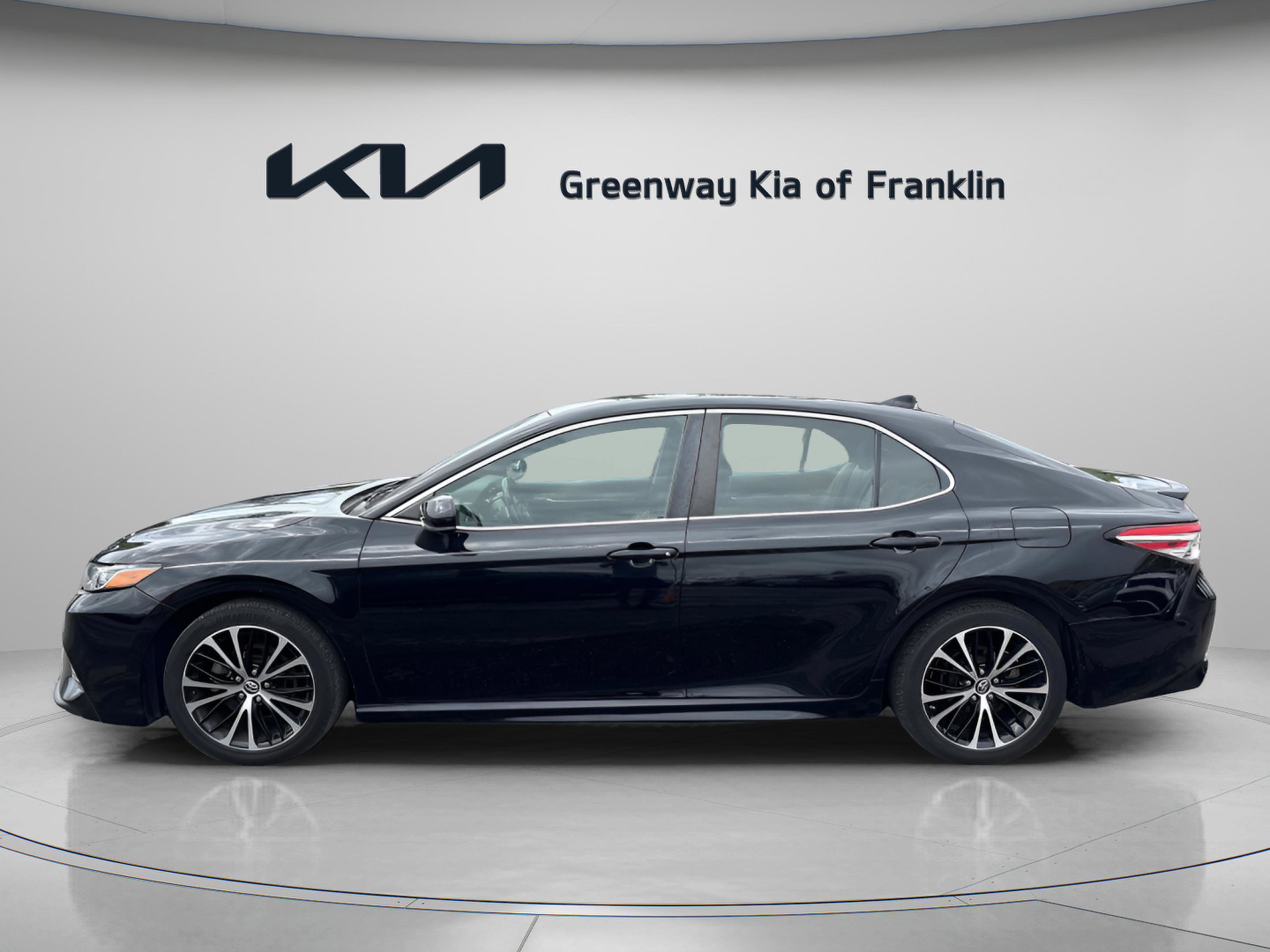 2019 Toyota Camry SE photo 4