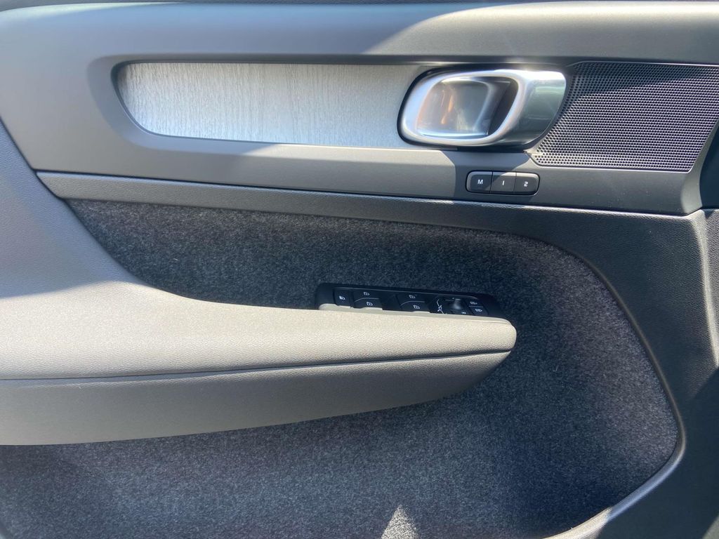 2026 Volvo XC40 AWD Plus photo 2