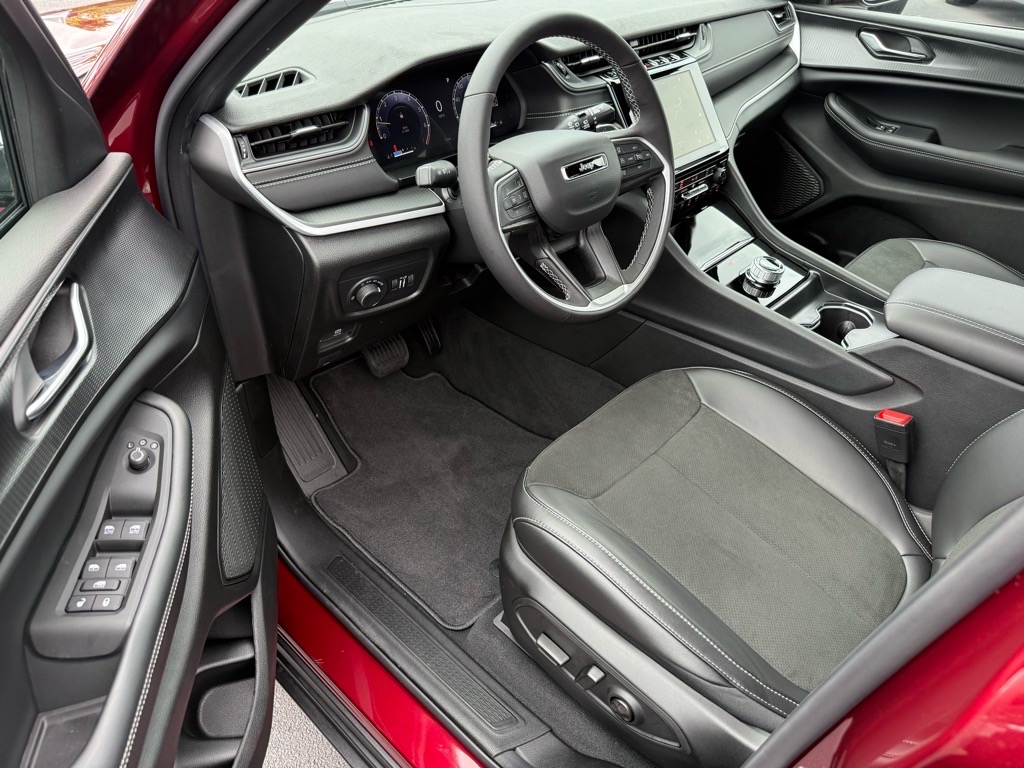 2025 Jeep Grand Cherokee Altitude photo 3