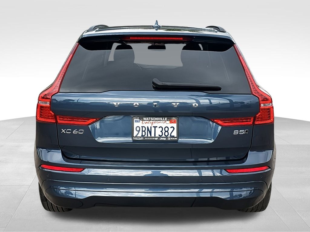 2022 Volvo XC60 B5 Momentum photo 4