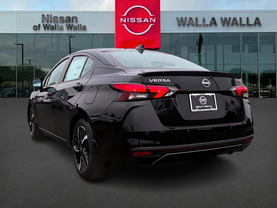 2025 Nissan Versa SR photo 4