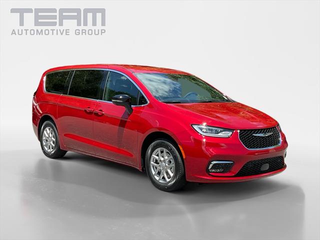 2025 Chrysler Pacifica Select's photo