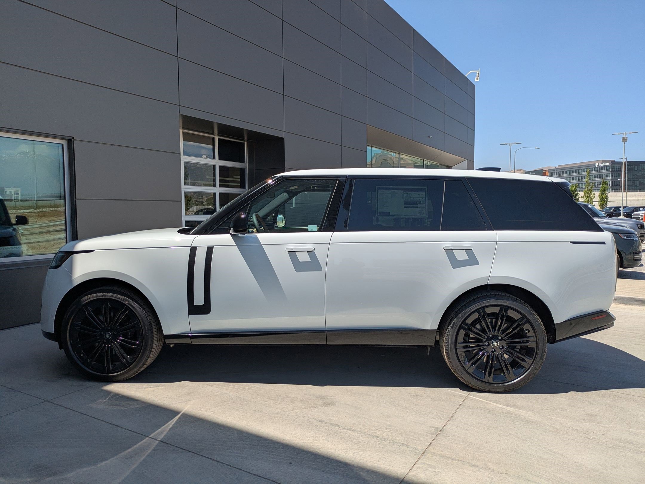 2025 Land Rover Range Rover SE photo 9