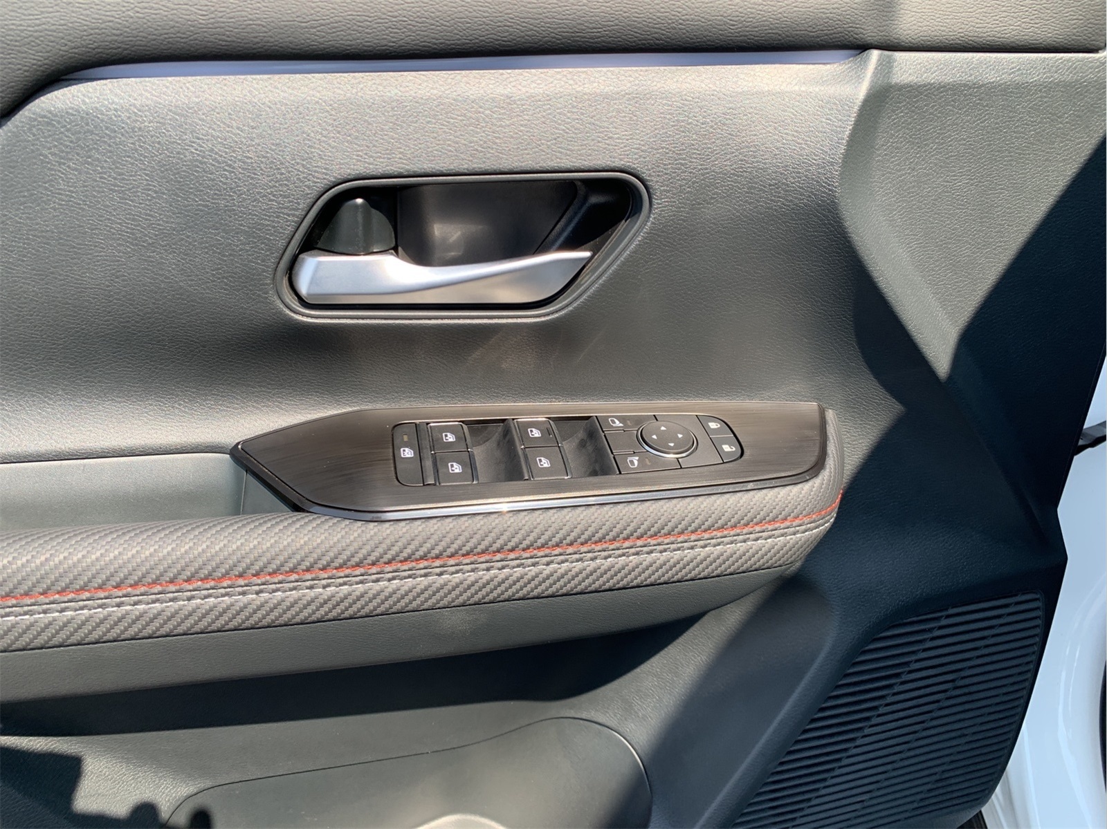 2025 Nissan Kicks SR photo 8