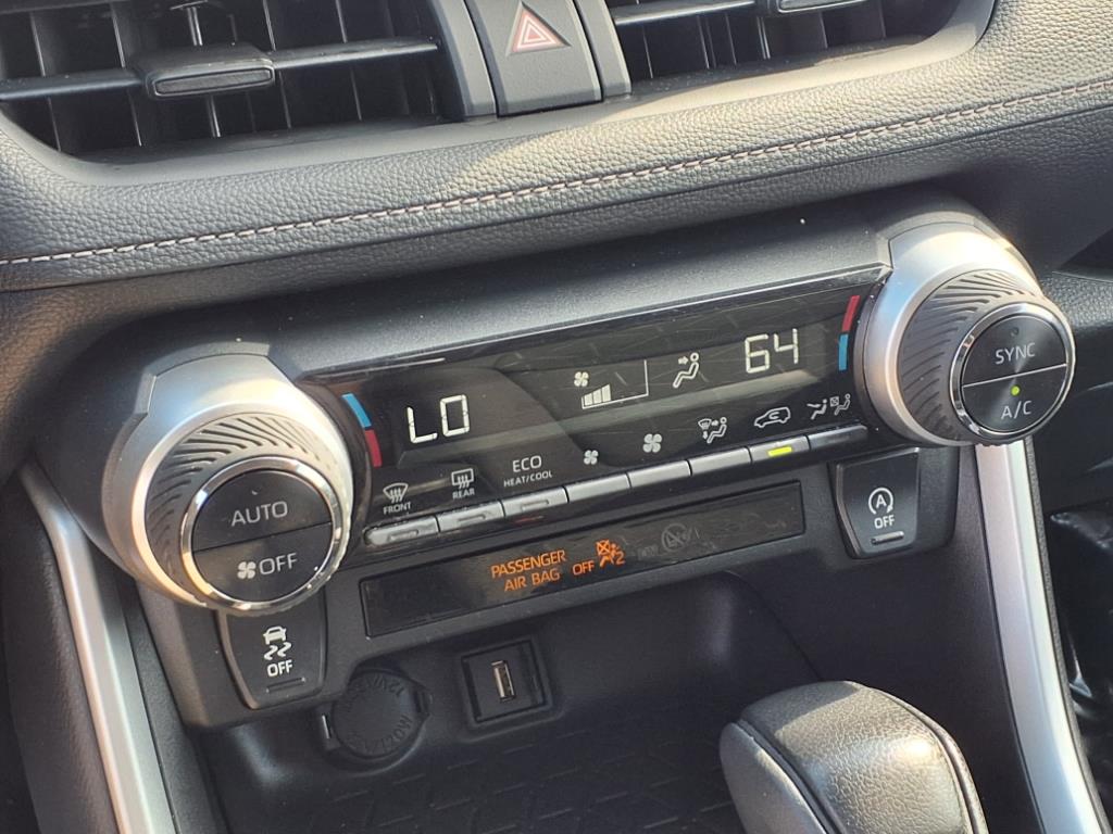 2021 Toyota RAV4 XLE photo 16