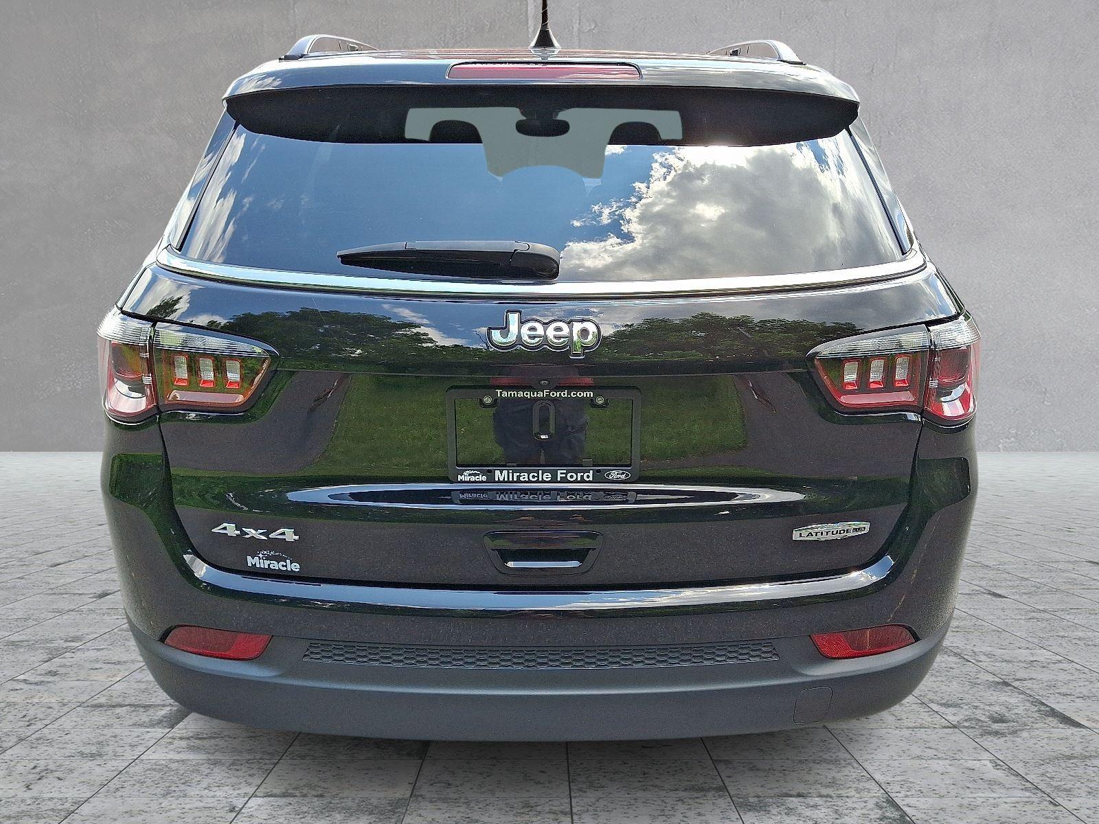 2023 Jeep Compass Latitude Lux photo 3