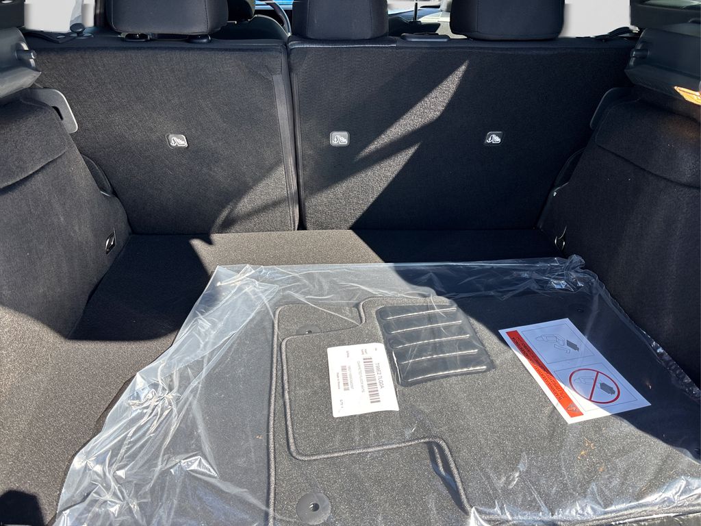 2025 Nissan Kicks SV photo 13