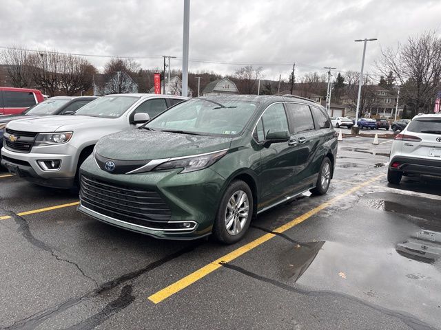 2024 Toyota Sienna XLE's photo