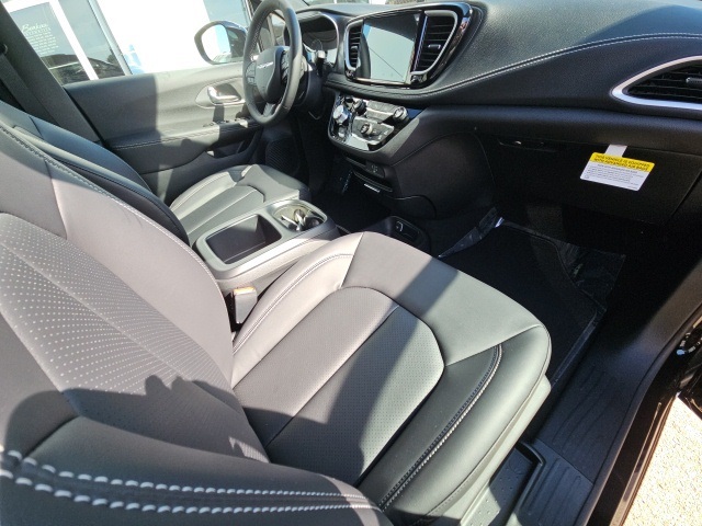 2026 Chrysler Pacifica photo 28