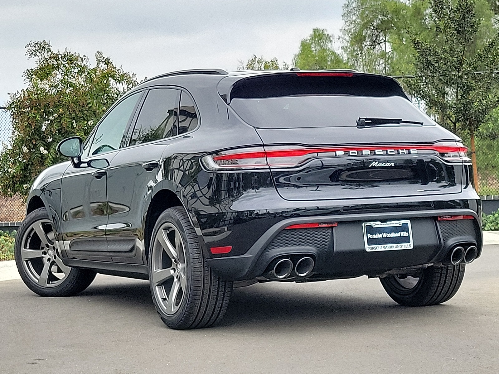 2025 Porsche Macan T photo 2