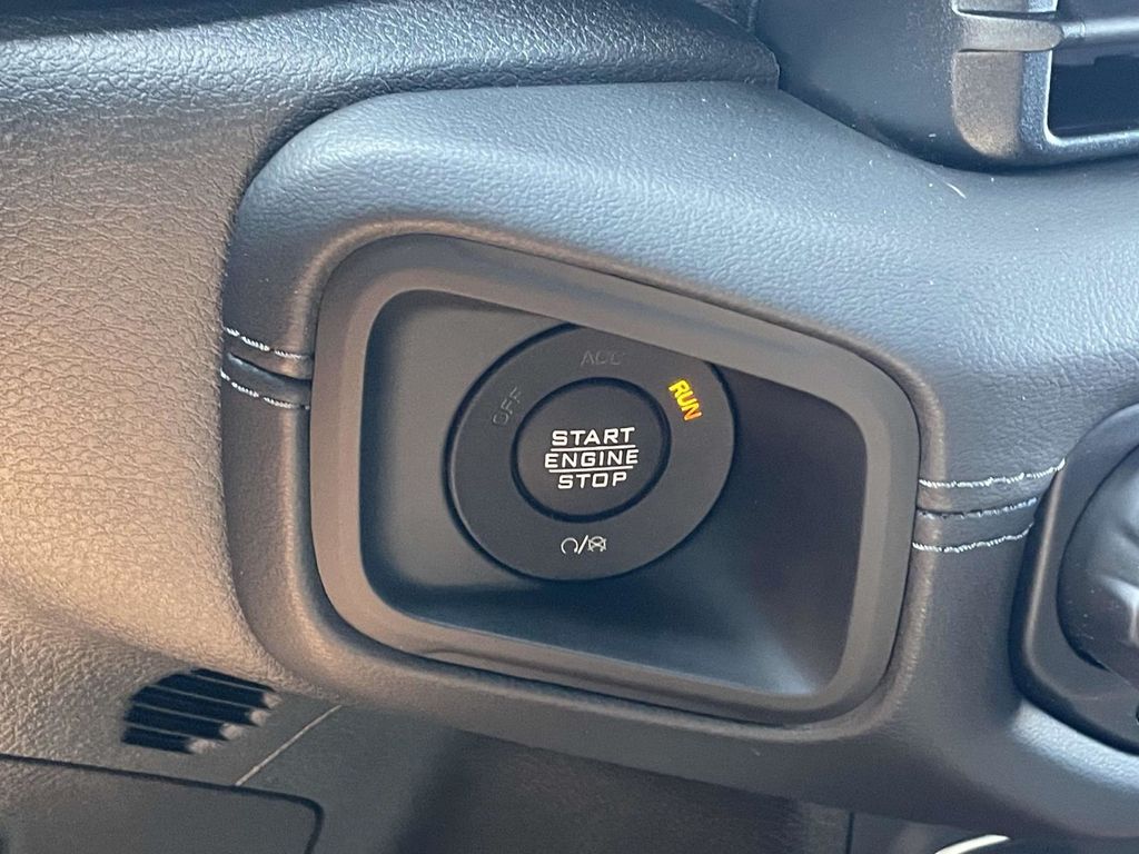 2025 Jeep Wrangler Sahara photo 32