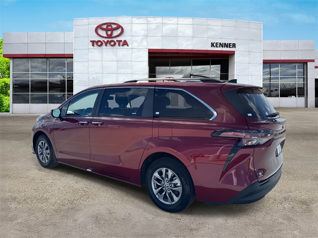 2023 Toyota Sienna XLE photo 4