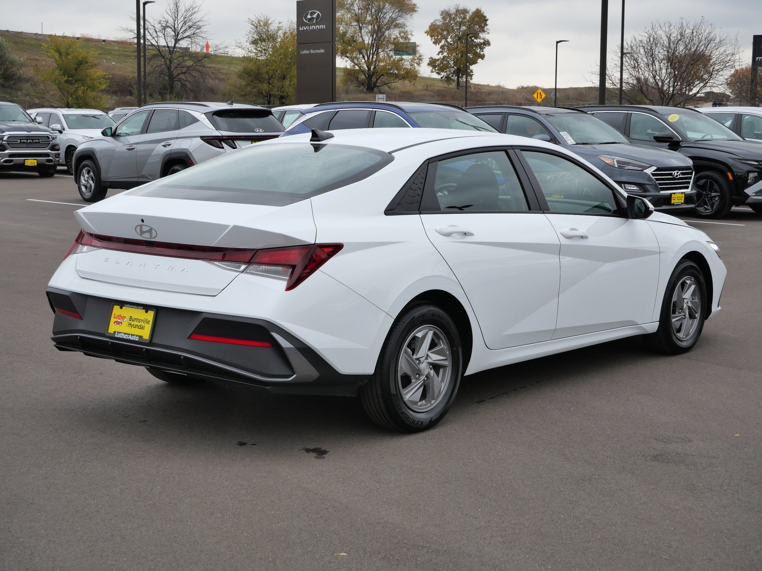 2025 Hyundai Elantra SE photo 4