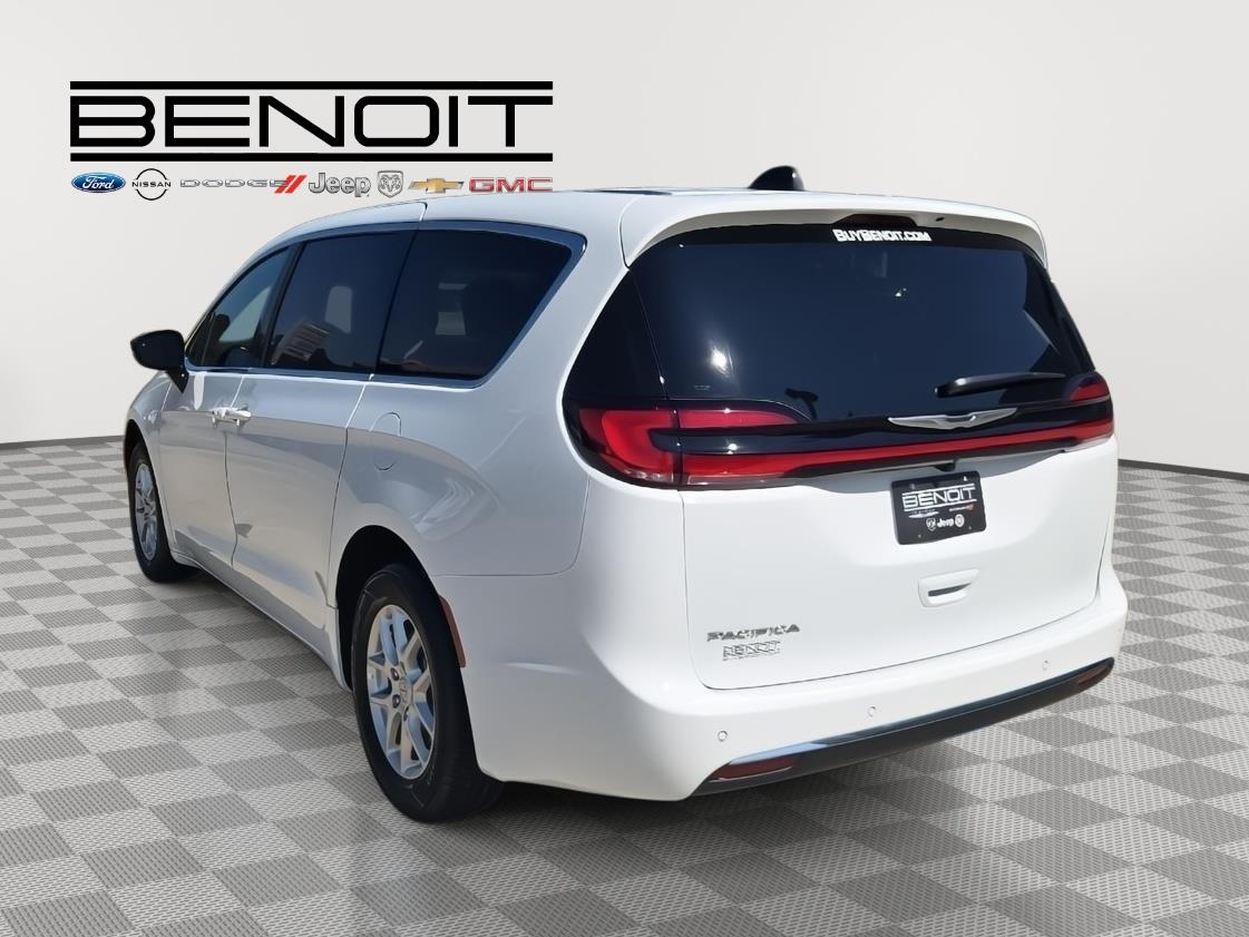 2026 Chrysler Pacifica photo 6
