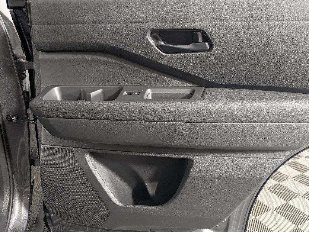 2025 Nissan Pathfinder SV photo 18