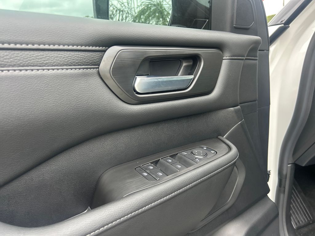 2025 Nissan Armada SV photo 10