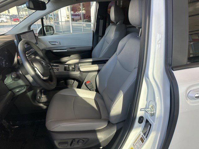 2025 Toyota Sienna XLE photo 11