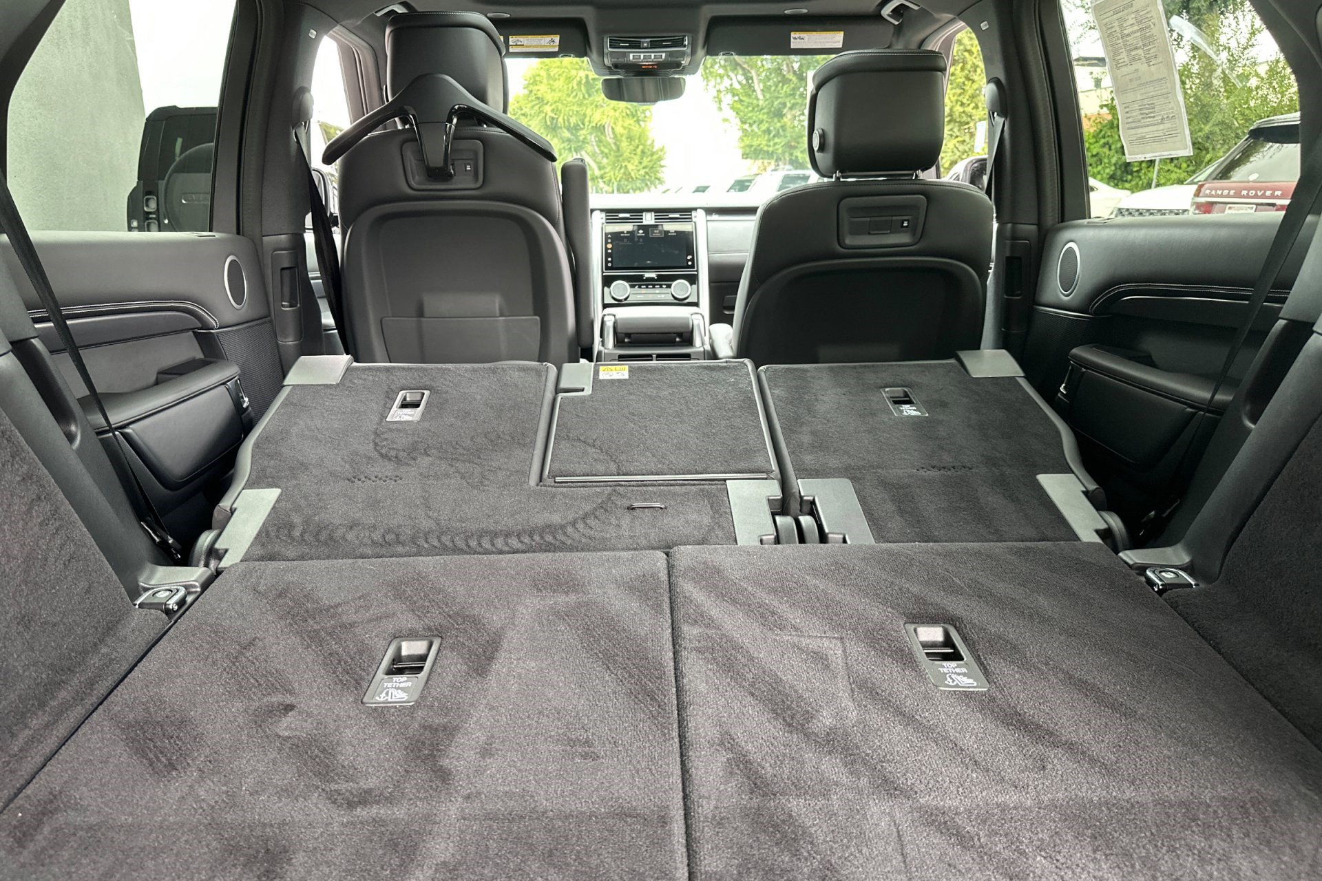 2024 Land Rover Discovery Metropolitan Edition photo 30
