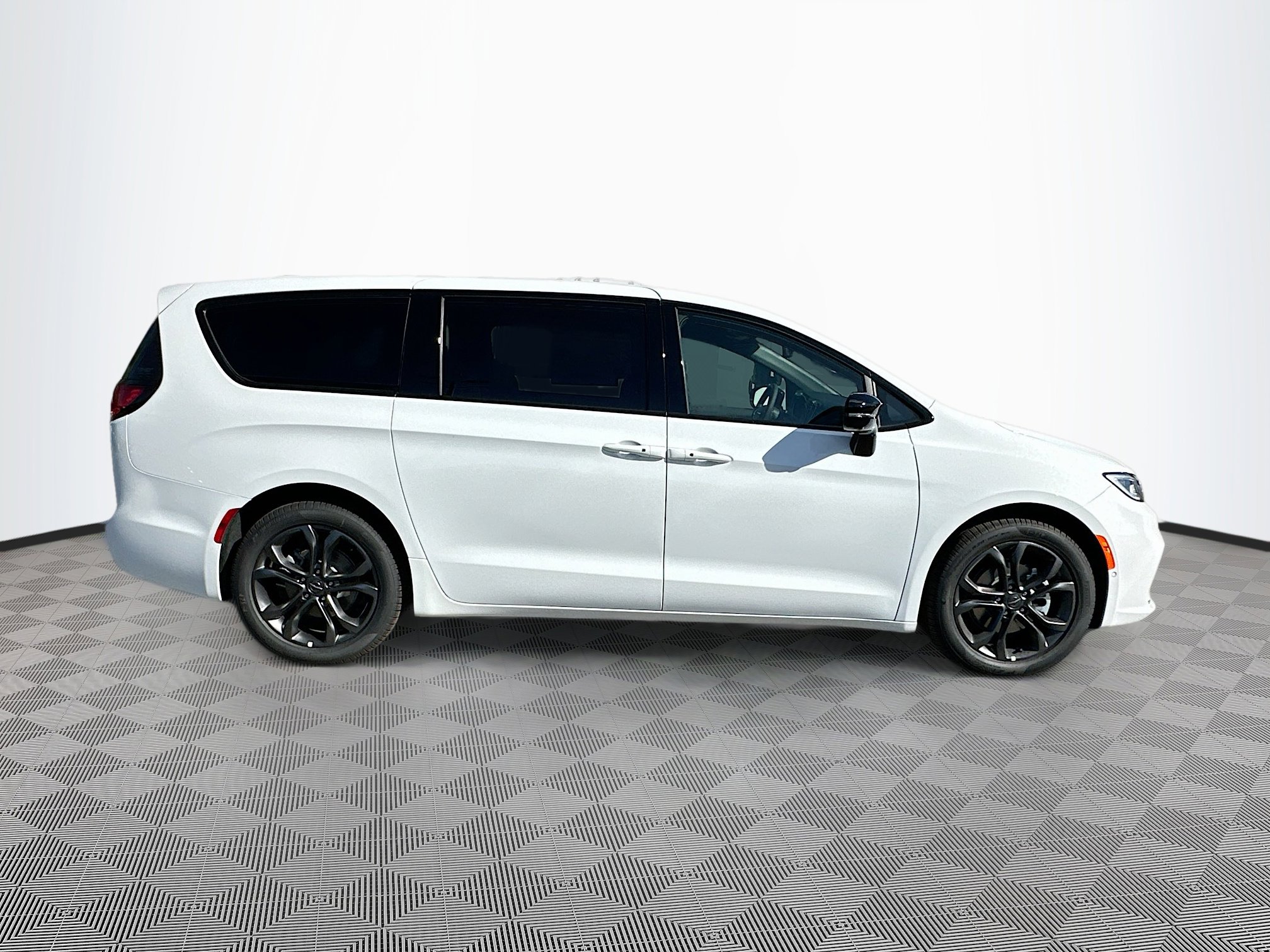2026 Chrysler Pacifica photo 2