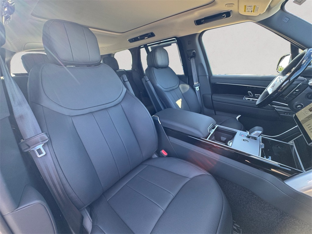 2025 Land Rover Range Rover SE photo 14