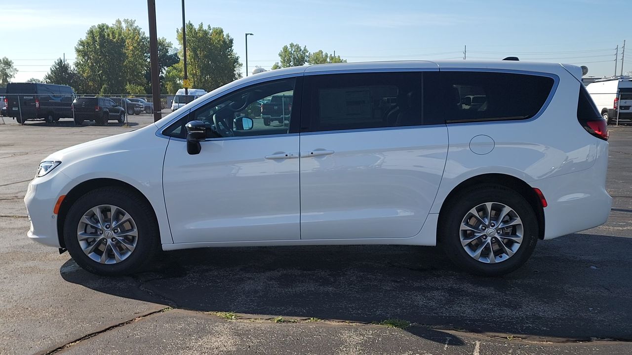 2026 Chrysler Pacifica photo 4