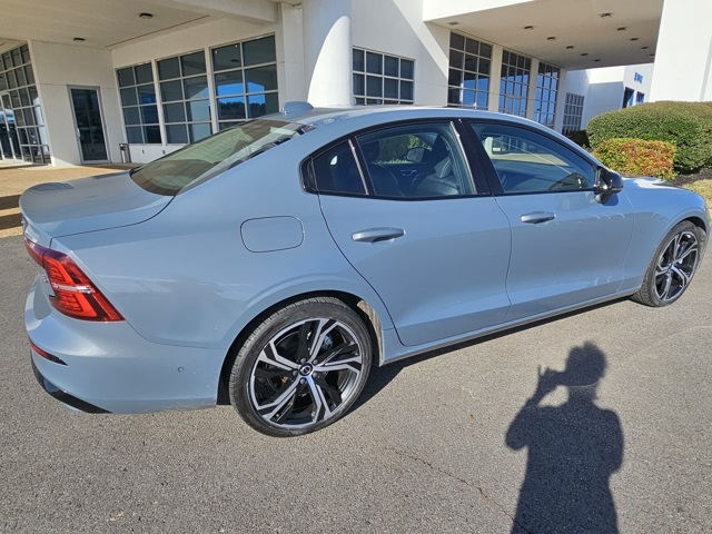 2024 Volvo S60 B5 Plus photo 3