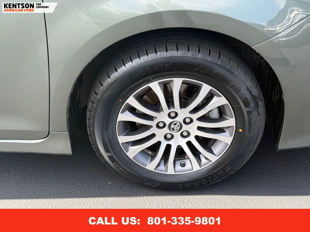 2019 Toyota Sienna XLE photo 15